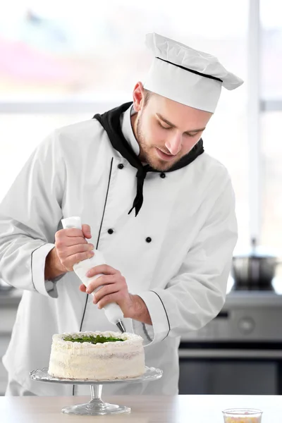 Chef trabajando en la cocina — Foto de Stock