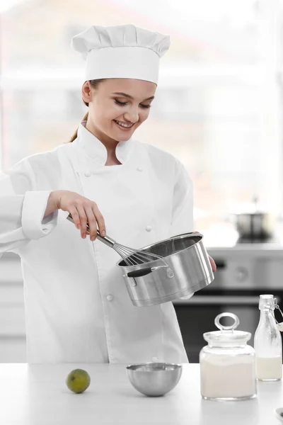 Female chef working at kitchen — Stock Photo, Image