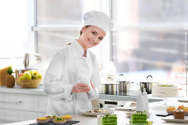 Chef feminino trabalhando na cozinha — Fotografia de Stock