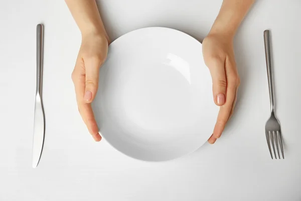 Женские руки и пустая тарелка — стоковое фото