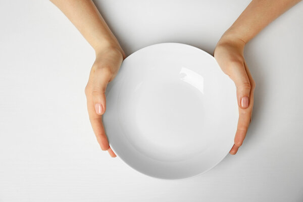 Женские руки и пустая тарелка
 