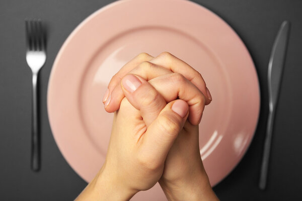 Женские руки и пустая тарелка
 