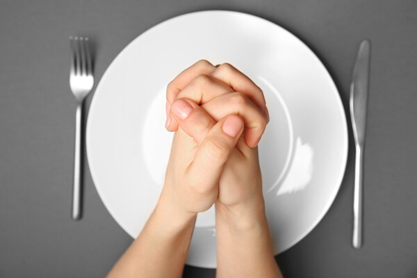 Женские руки и пустая тарелка
 