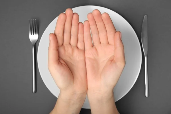 Female hands and empty plate — Stock Photo, Image