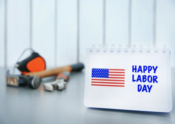 Bärbar dator med tryckt text glad Labor Day — Stockfoto