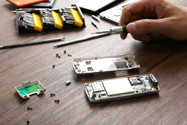 Reparation av mobiltelefoner — Stockfoto