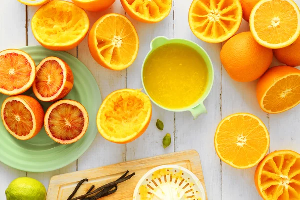 Saft leckerer Orangen — Stockfoto