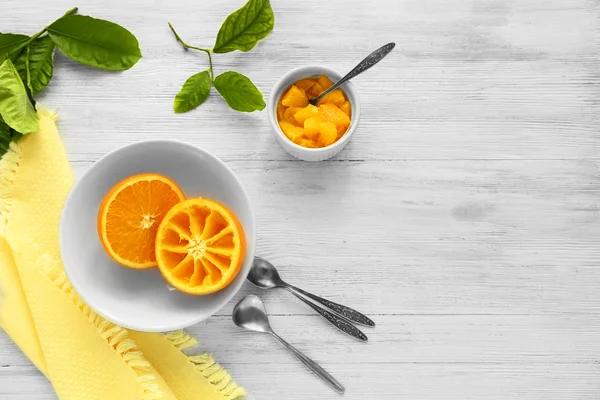 Comer naranjas con cucharas —  Fotos de Stock