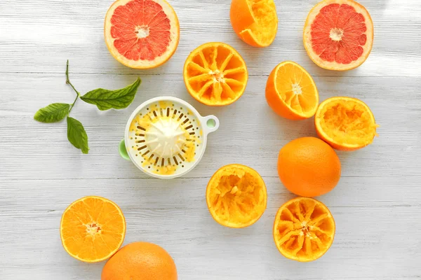 Juicy slices of oranges and juicer — Stock Photo, Image