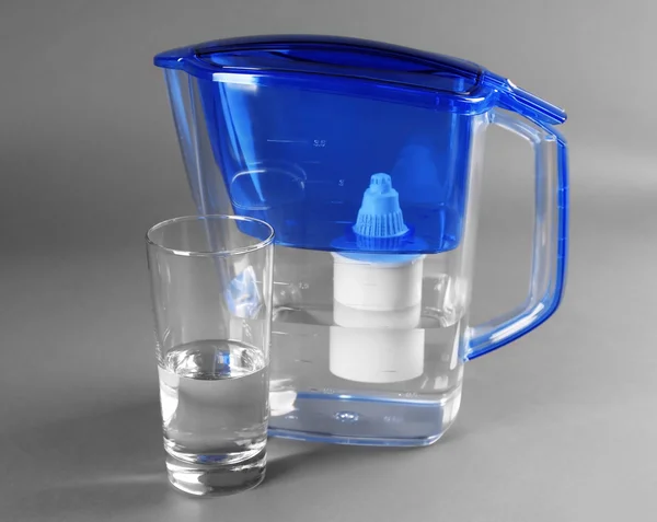 Filter och glas vatten — Stockfoto