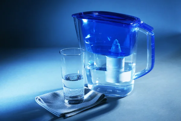 Filtr i szklankę wody — Zdjęcie stockowe