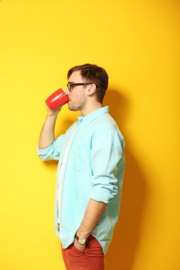 Bir fincan kahveli adam.