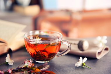 Çiçekli bir fincan çay. 