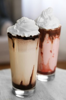 Taze süt kokteyller