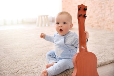 Çocuk ile oyuncak gitar çalmak