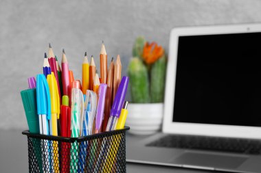 Renkli kurşun kalem ve tükenmez kalem