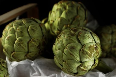 Ahşap kutusunda enginar