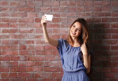 Kadın selfie çekiyor.