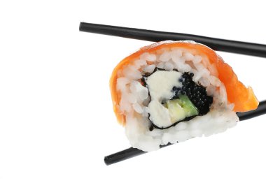 yemek çubukları ile suşi roll