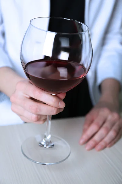 Frau mit Glas Wein — Stockfoto