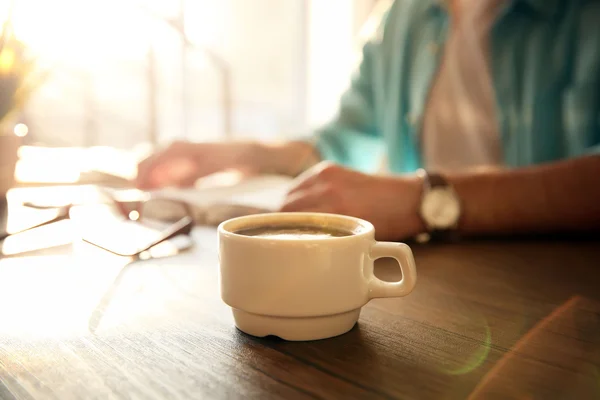 Fincan kahve ve oturan adam — Stok fotoğraf