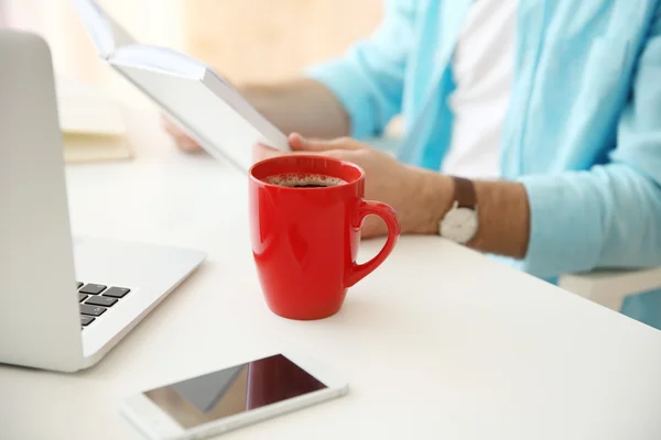 Businessman with coffee working — Stock Photo, Image