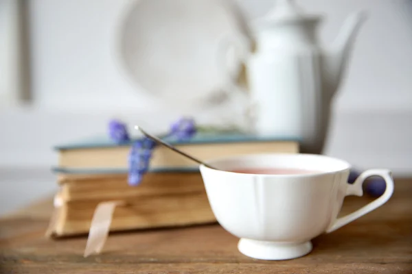 Tasse de thé sur table en bois — Photo