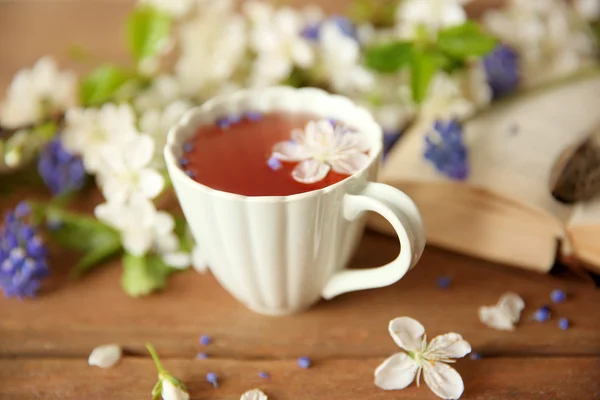 Libro abierto y taza de té —  Fotos de Stock