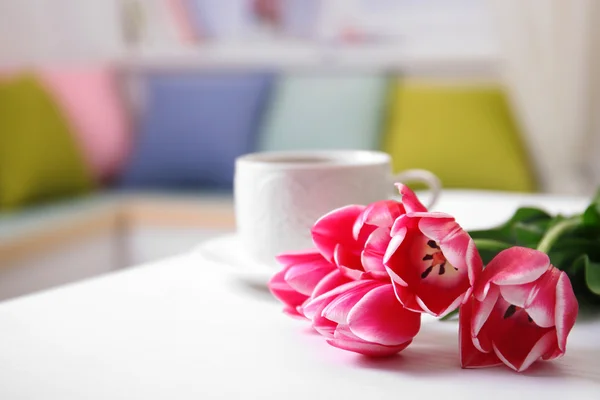 Tulipas em uma mesa branca — Fotografia de Stock