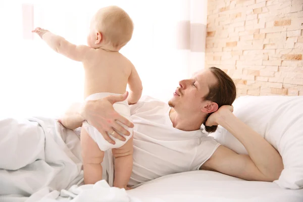 Padre divirtiéndose con pequeño hijo — Foto de Stock