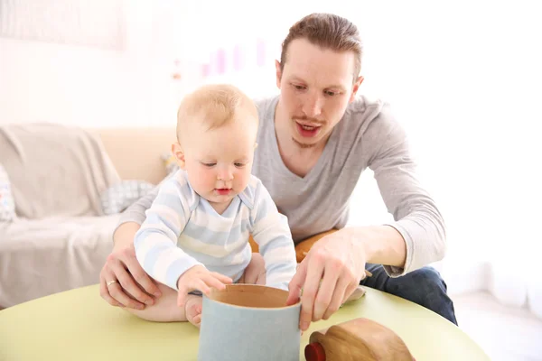 Padre divirtiéndose con pequeño hijo — Foto de Stock