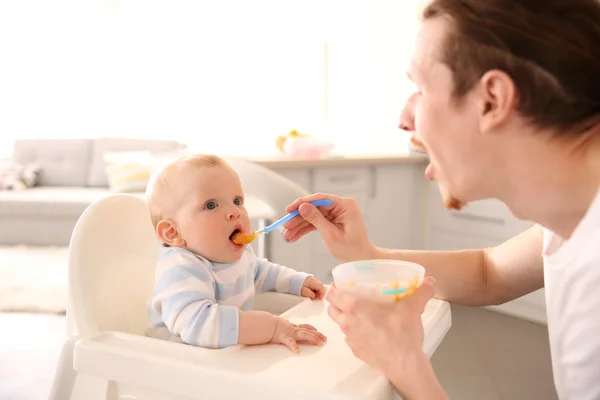Pai alimentando filho — Fotografia de Stock