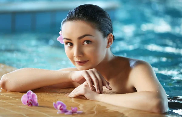 Menina bonita na piscina — Fotografia de Stock