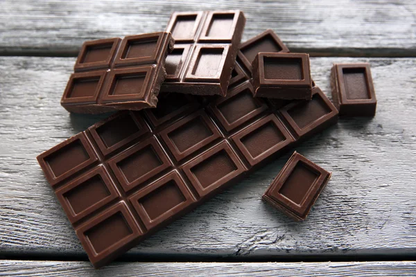 Pezzi di cioccolato su sfondo — Foto Stock