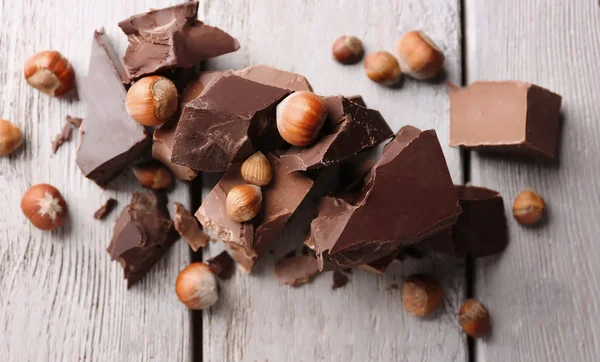 Шоколадные кусочки с орехами — стоковое фото