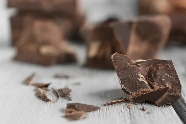 Piezas de chocolate sobre fondo —  Fotos de Stock