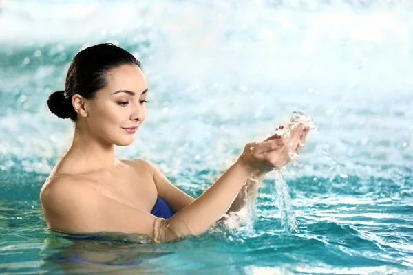 Hermosa chica en la piscina — Foto de Stock