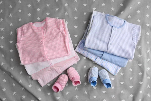 De kleren van de baby op achtergrond — Stockfoto