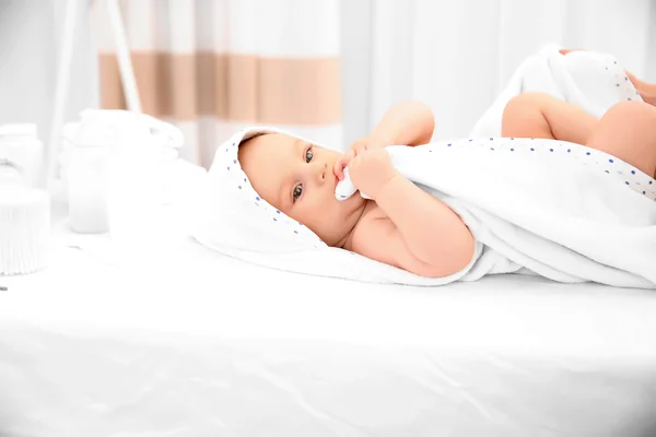 Kleine baby na bad — Stockfoto