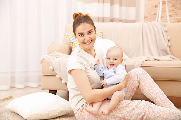 Mother and her little baby — Stock Photo, Image