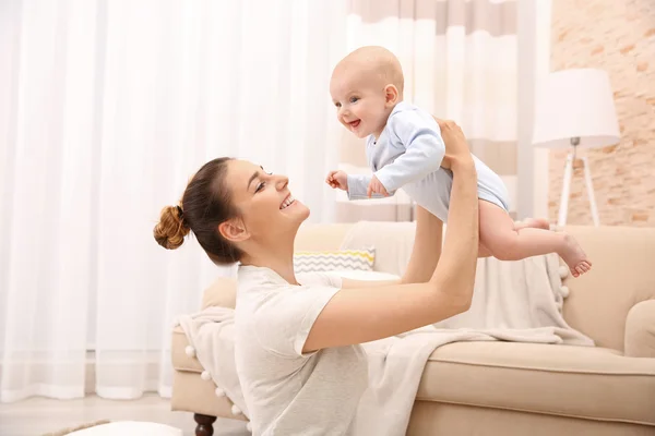 Ibu dan bayi kecilnya — Stok Foto