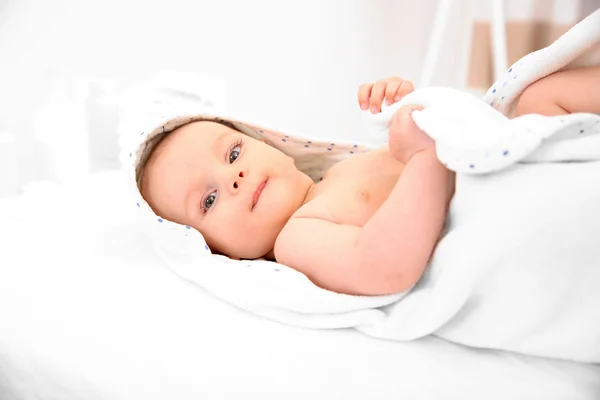 Kleine baby na bad — Stockfoto