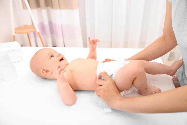 Mother changing diaper to little baby — Stock Photo, Image