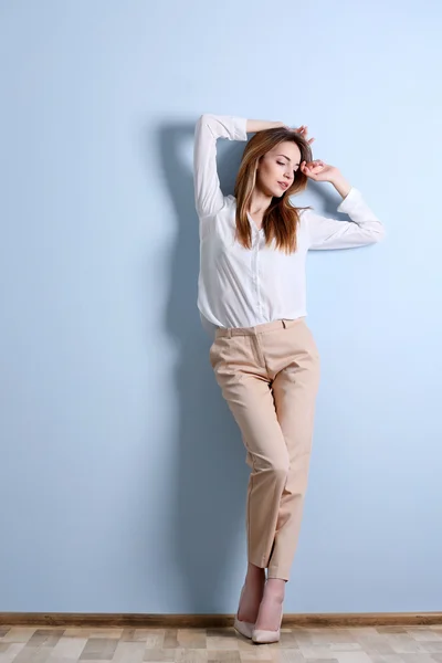 Kvinnan i vit skjorta och beige byxor — Stockfoto