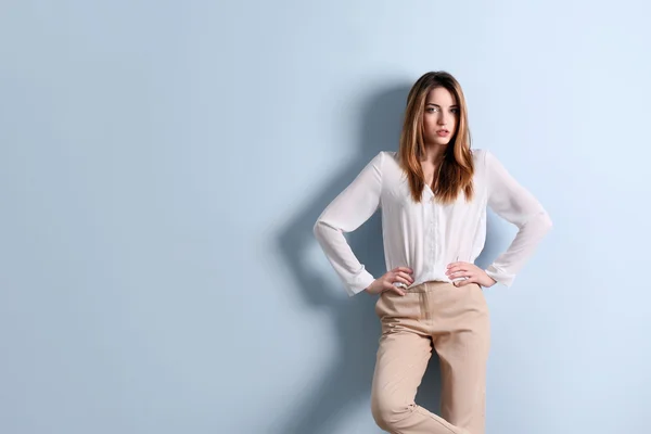Жінка в білій сорочці і бежеві штани — стокове фото