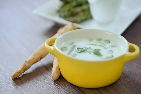 Ekmek sopa ile kuşkonmaz çorbası — Stok fotoğraf