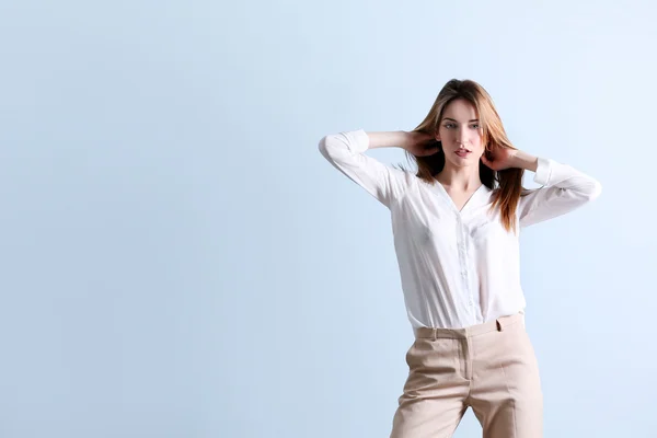 Donna in camicia bianca e pantaloni beige — Foto Stock