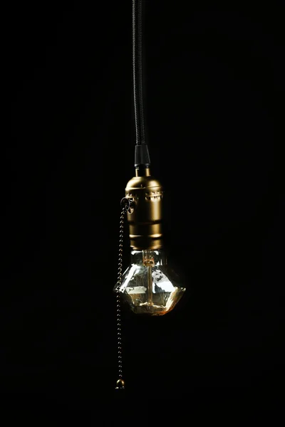 Ampoule sur fond noir — Photo