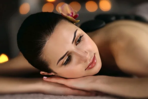 Young girl in spa salon — Stock Photo, Image