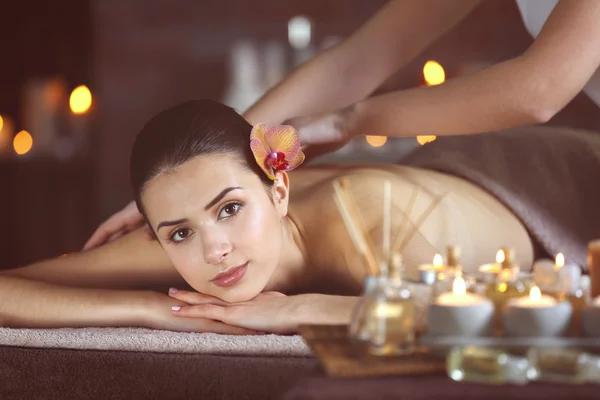 Chica joven en el salón de spa —  Fotos de Stock